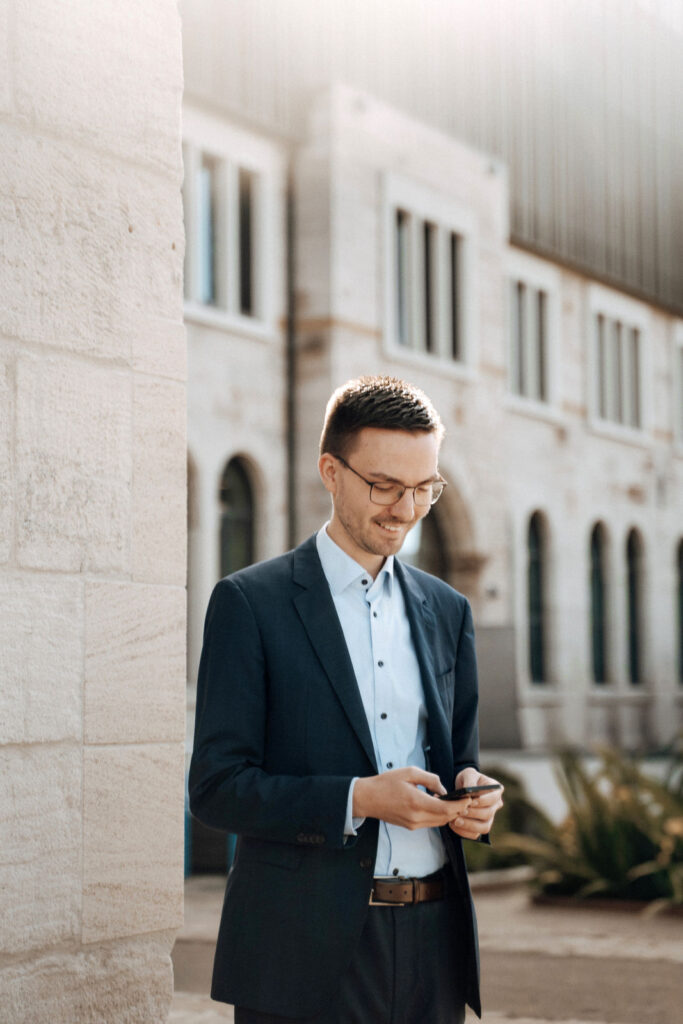 Frank Steeger mit Smartphone in der Hand